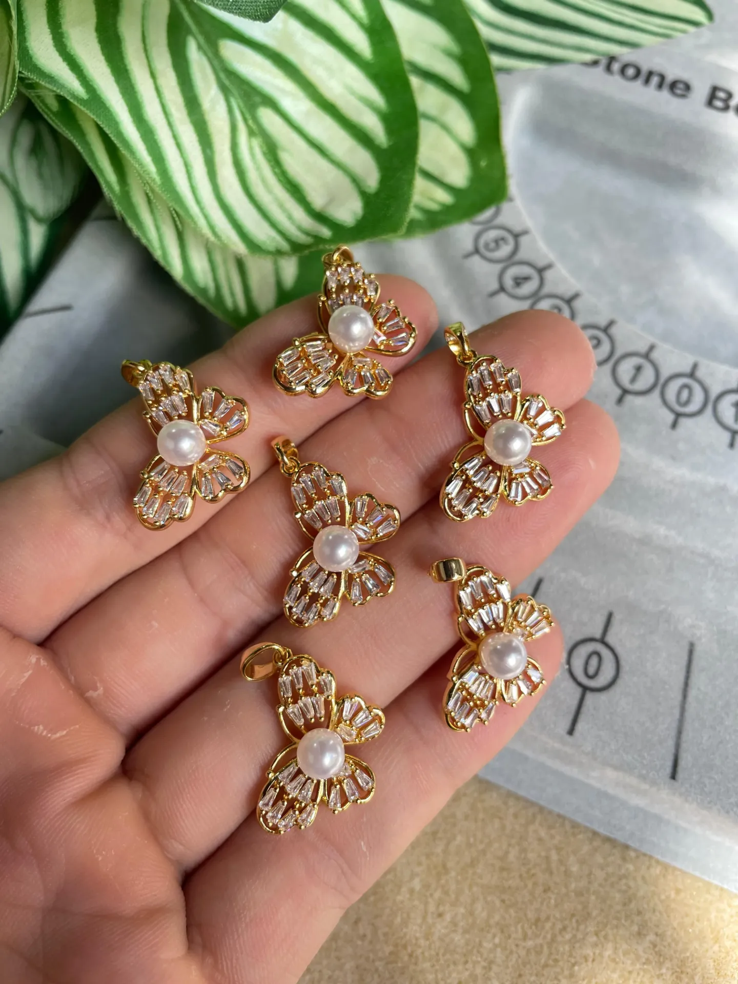 Dije de mariposa con perla