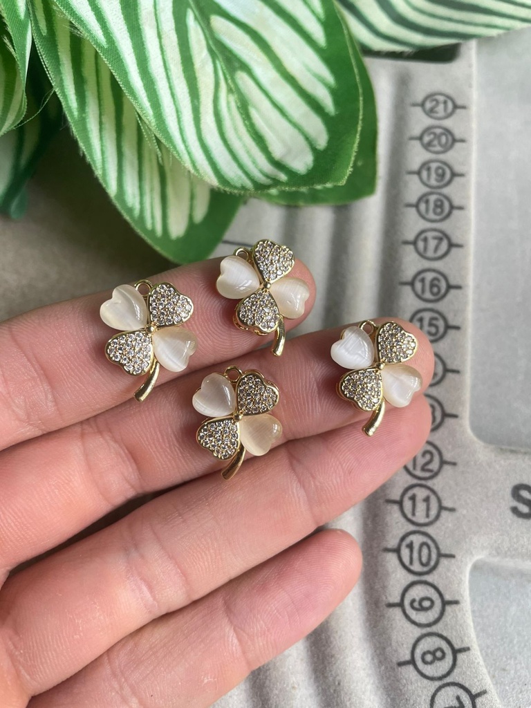 Dije de trebol baño de 18k