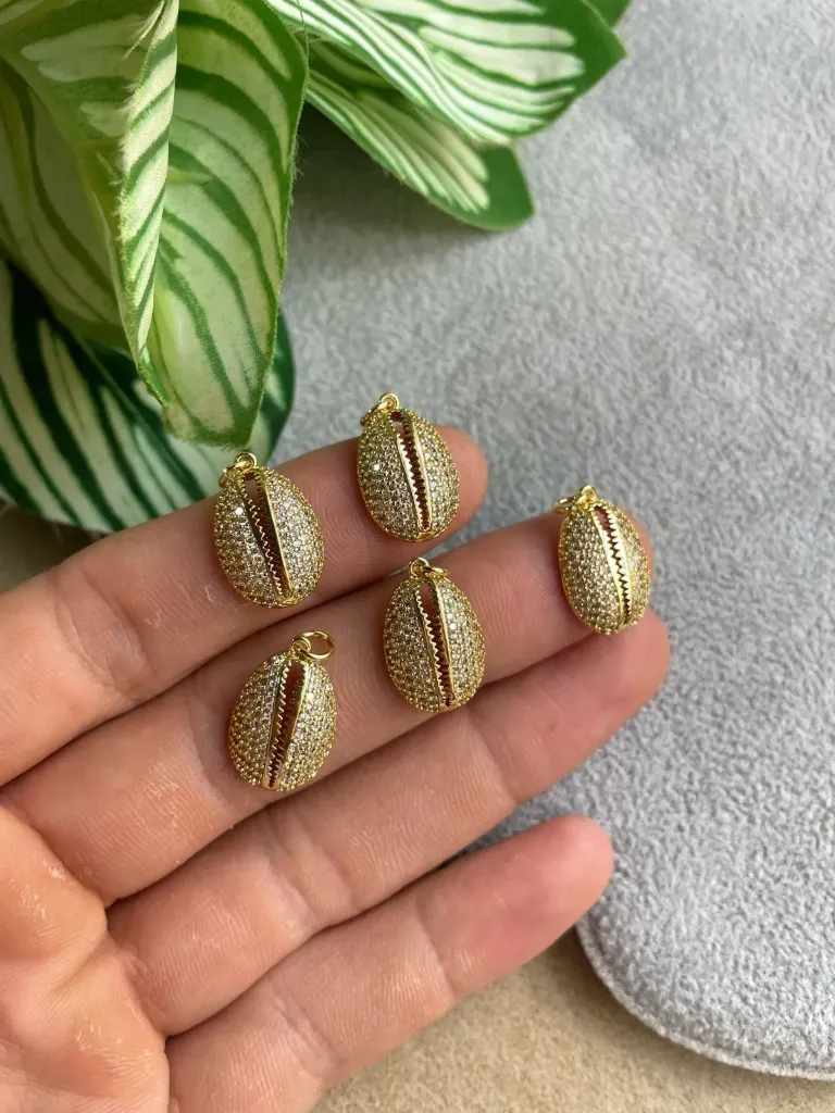 DIJE CONCHA DE MAR CON CIRCONES