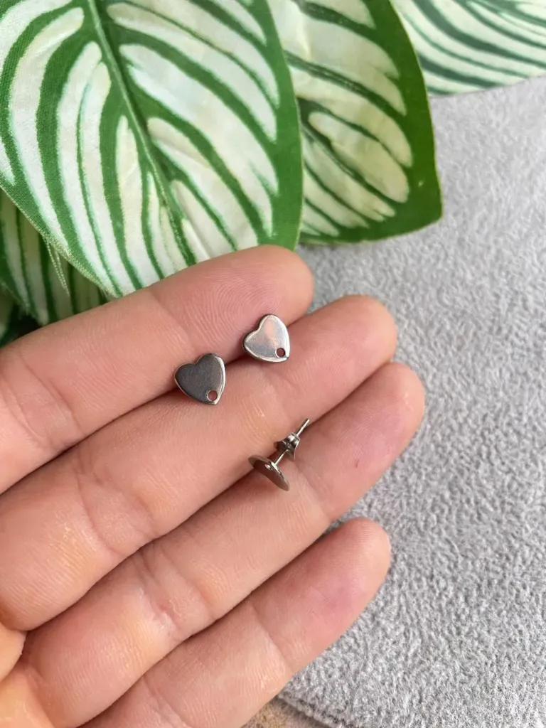 PATENTE ACERO CORAZON PLATEADA